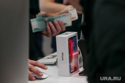 Старт продаж Apple IPhoneX в re:Store на Тверской, 27. Москва , iphone 10, считает деньги, купюры, продажа, покупка