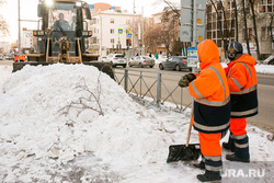 Уборка снега. Тюмень, снег, уборка снега, трактор, рабочие, уборка улицы, рабочие в спецовках