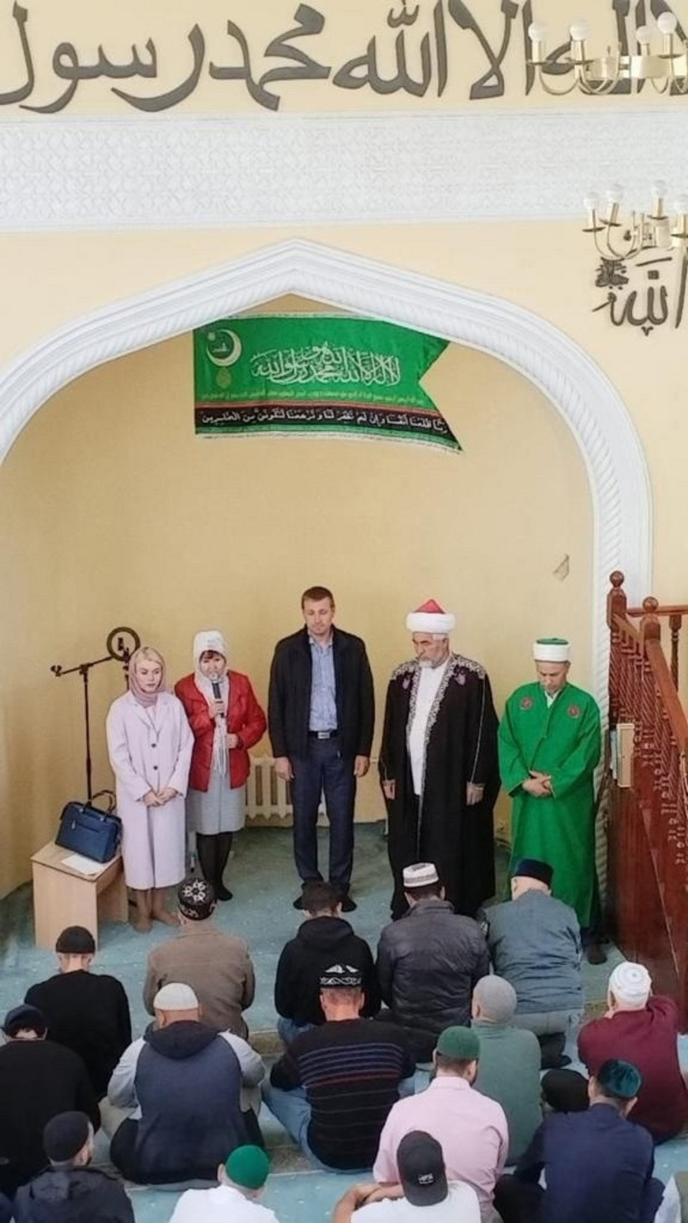 Евгений Гиске и Наталья Никанорова поблагодарили Рината Раева и всех прихожан, участвовавших в сборе помощи