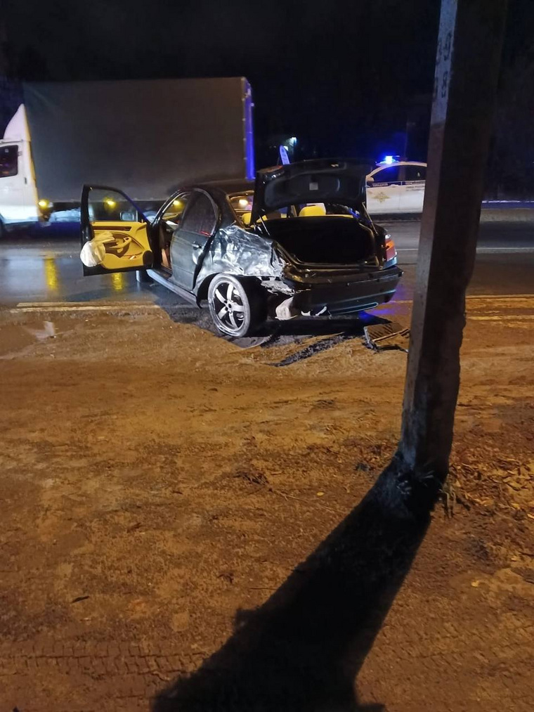 Водитель BMW не справился с управлением и на большой скорости въехал во внедорожник на перекрестке