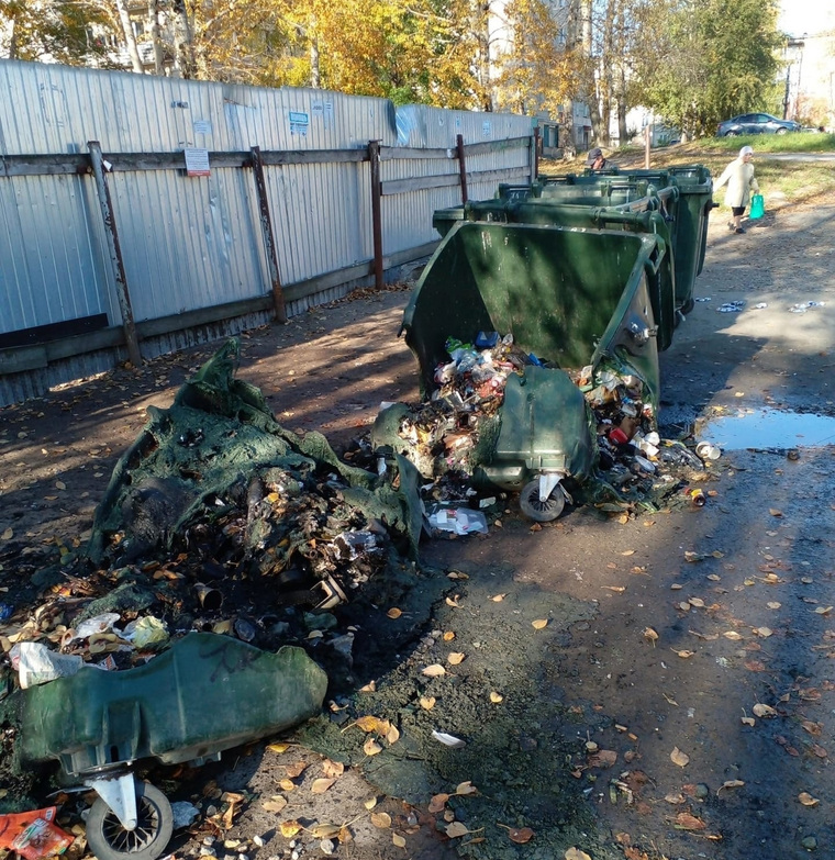 Сгоревшие баки вместе с мусором в одном из дворов Березников