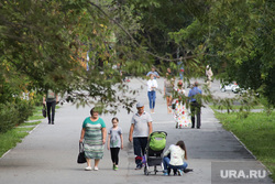 Виды города. Курган, ребенок, аллея, коляска, прохожие, люди, городской сад