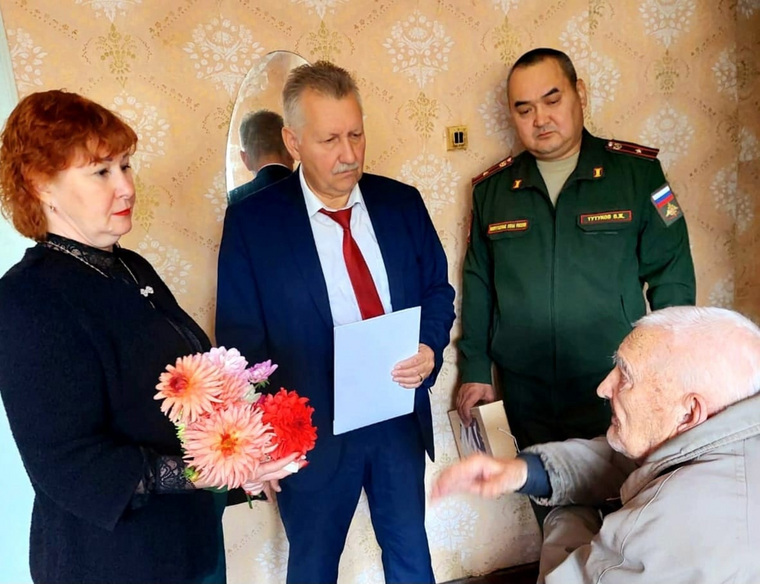 Олег Язовских поздравил ветерана ВОВ со столетним юбилеем