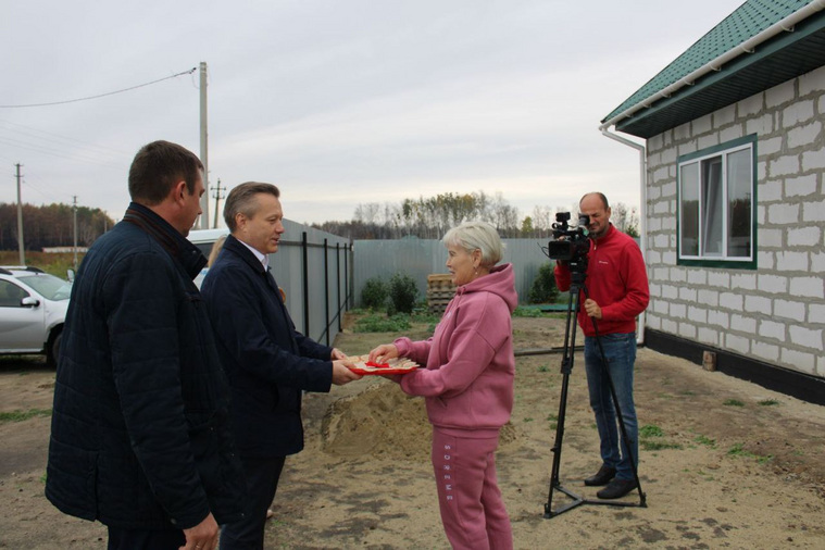 Заместитель губернатора Курганской области Константин Ермаков вручил ключи от новых домов погорельцам из Юлдуса