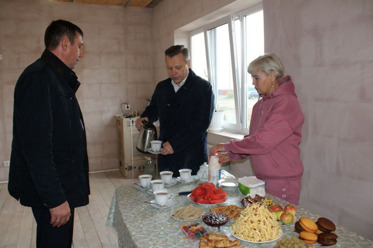 Вместе с замгубернатора Ермаковым село Юлдус также посетил глава Шадринского округа Дмитрий Жуков