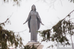 Таблички и дома. Ханты-Мансийск, город ханты-мансийск, памятник югре, югра