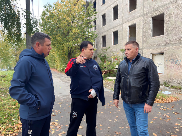 Алексей Казаченко (в центре) обсуждает снос старых домов
