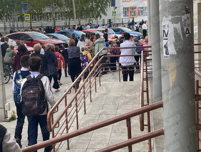 Дети около получаса стоят на улице