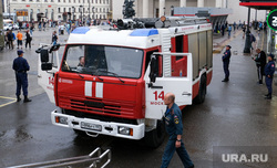 Последствия пожара на Ленинградском вокзале. Москва , площадь трех вокзалов, пожарная машина