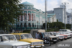 День города - 300-летие Екатеринбурга: выставка ретроавтомобилей. Екатеринбург , дом севастьянова, город екатеринбург, проспект ленина, выставка ретроавтомобилей