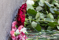 Поиски пропавшего мальчика Далера Бобиева. Екатеринбург, цветы, память, стихийный мемориал