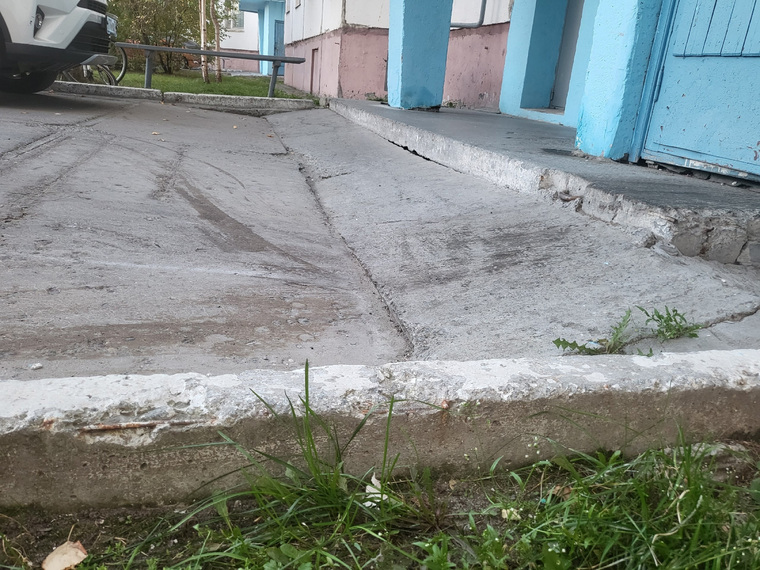 Плиты у подъезда