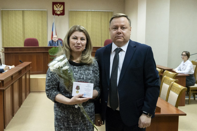 Председатель Далматовского районного суда Елена Соколова получила медаль «100 лет Верховному Суду России»