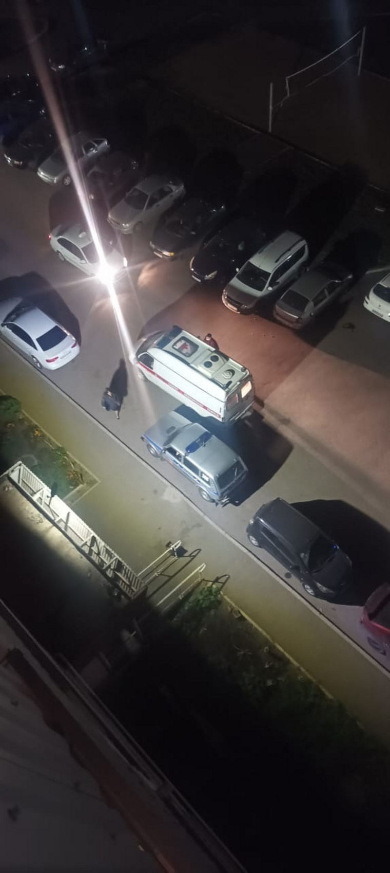 К вечеру к жильцам квартиры приехала карета скорой помощи и ПДН
