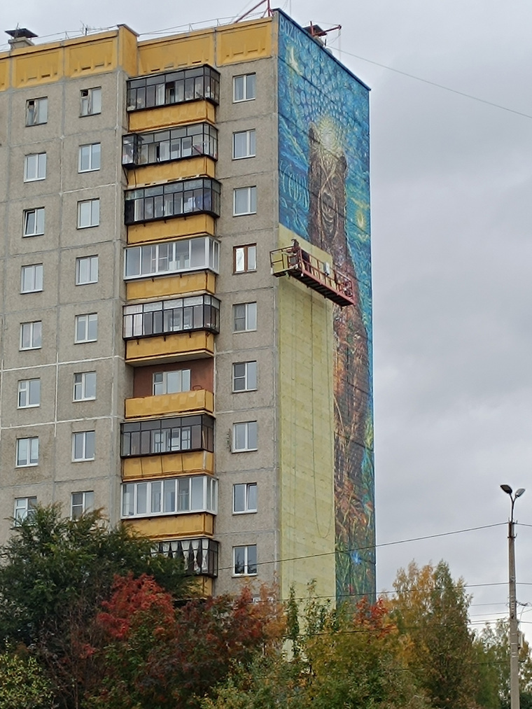 Медведь был нарисован во всю высоту девятиэтажки