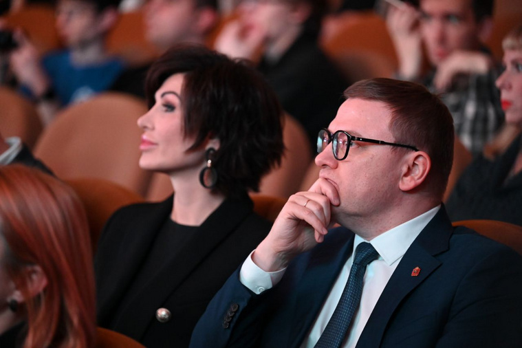 At the festive concert, Alexey Teksler was accompanied by his wife Irina