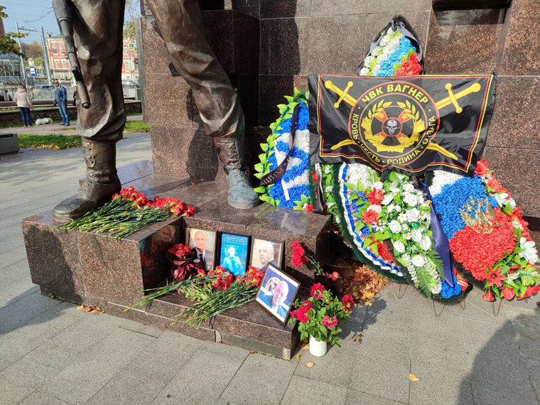 К монументу на бульваре Советской армии возложили венки и цветы