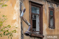 Городские зарисовки. Екатеринбург, аварийный дом, окна, разруха, разрушающееся здание, водосточная труба