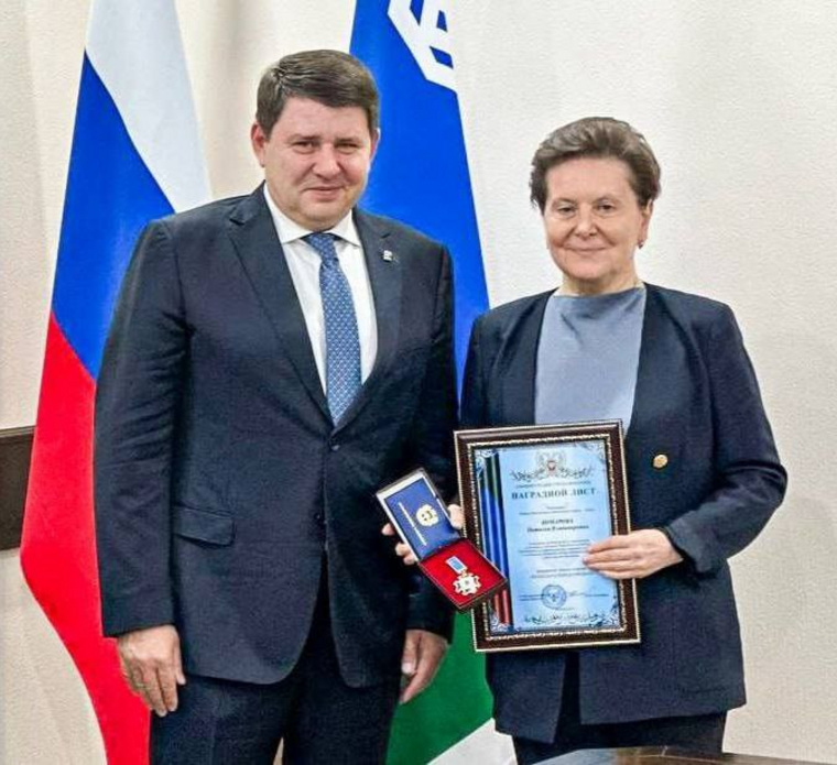 Мэр Макеевки Владислав Ключаров вручил награду губернатору ХМАО Наталье Комаровой