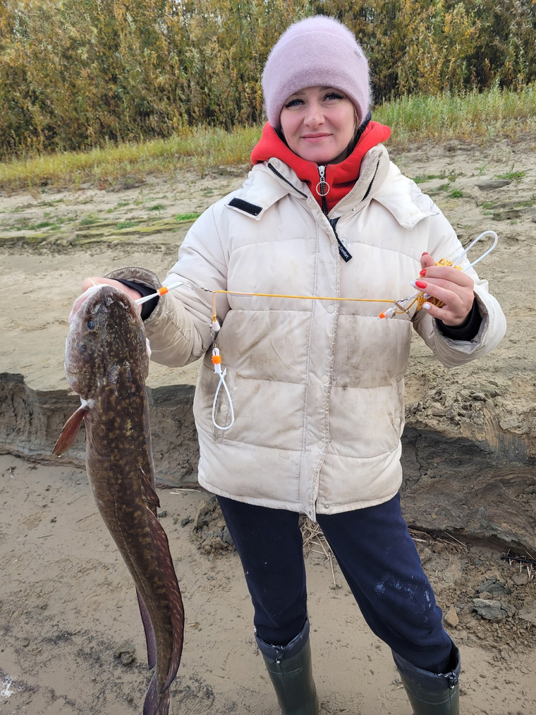 Рыбачка из ХМАО поймала крупных налимов в реке Обь