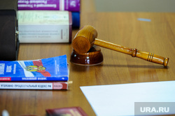 Мера пресечения Павлу Ефимову в суде Тракторозаводского района. Челябинск , приговор, наказание, процесс, правосудие, суд, преступление, молоток судьи, молоток правосудия
