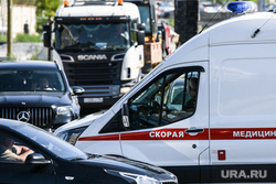 Строительство трамвайной ветки в район Академический. Екатеринбург, пробка, автомобильный затор, машина скорой помощи, скорая помощь, скорая медицинская помощь