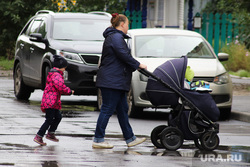 Специализированный Курганский дом ребенка. Курган, слякоть на дороге, материнство, дети, детская коляска, осень, холод, мать и дети