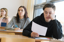 Студенты УрФУ в экзаменационный период. Екатеринбург, университет, вуз, экзамен, учеба, высшее образование, высшее учебное заведение, студенты, сессия