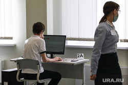 Пробное ЕГЭ по информатике на базе Гимназии №39. Екатеринбург, учитель, обучение, школьник, урок, класс, занятие, тестирование, экзамен, учеба, ученик, тест, школа, профессия, образование, информатика, компьютерная грамотность, преподаватель, классная комната, учительница, электронный экзамен
