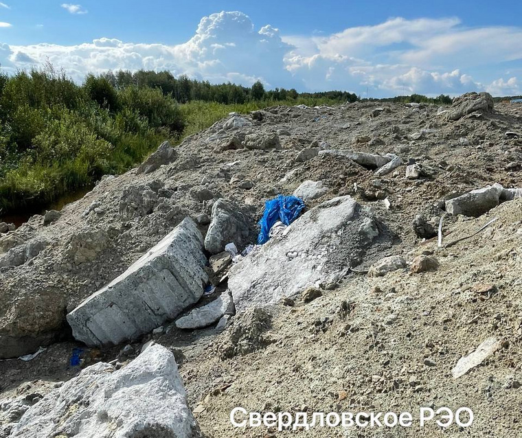 Стихийная свалка появилась на Изоплите