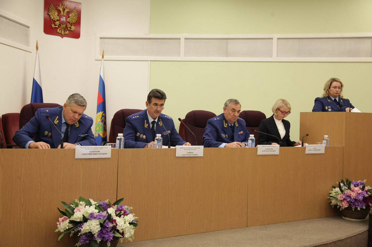 Sergey Zaitsev (second from left in the photo) paid special attention to the problems with which residents of the region had previously approached him