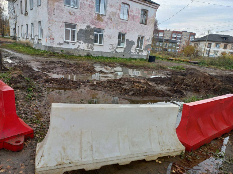 Подъезды и дворы ряда домов в микрорайоне «Никельщиков» были затоплены водой и канализационными стоками