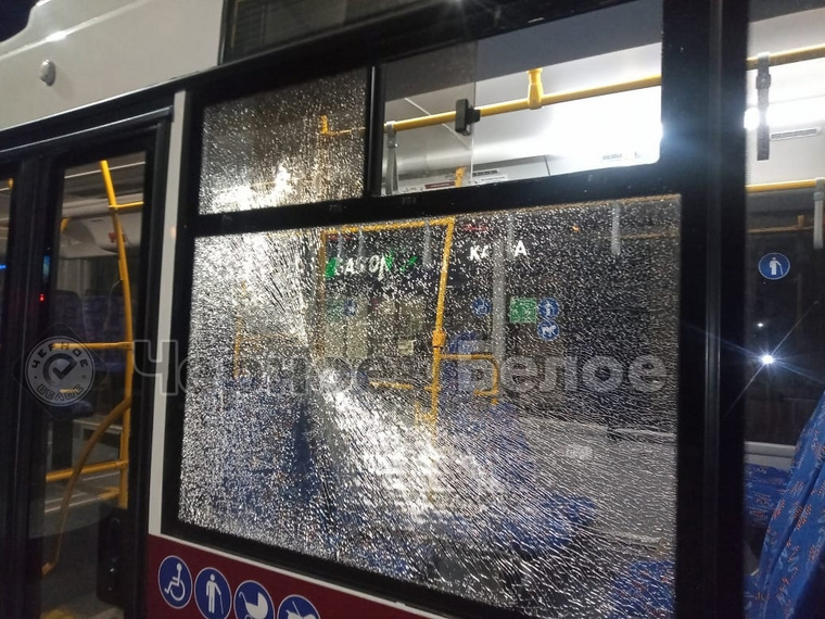 В автобусе выстрелом разбили стекло