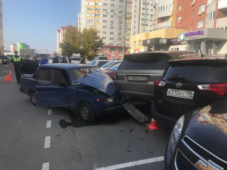 В результате аварии пострадали припаркованные машины