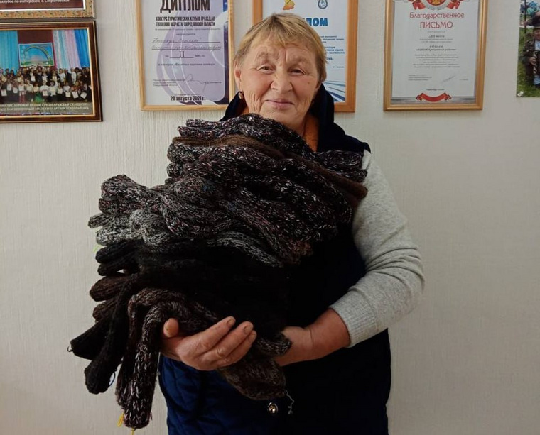 Людмила Михайлова из деревни Багышково связала 12 пар теплых носков для солдат