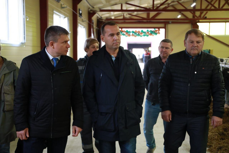 Вадим Шумков (на фото — в центре) открыл роботизированную ферму в Далматовском районе. Руководит фермой Федор Ярославцев