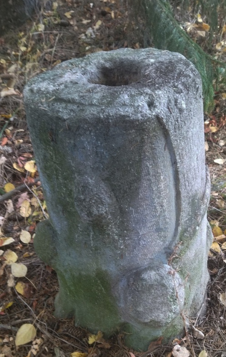 Надгробие представляет из себя часть ствола дерева с обрубленными «ветвями»
