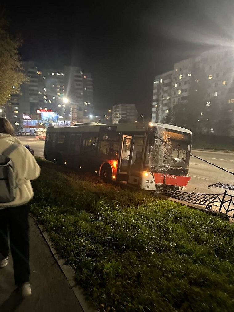 Очевидцы сообщили о том, как автобус снес дорожное ограждение в Перми