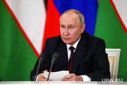 Владимир Путин и Шавкат Мирзиёев на совместном заявлении в Кремле. Москва, путин владимир