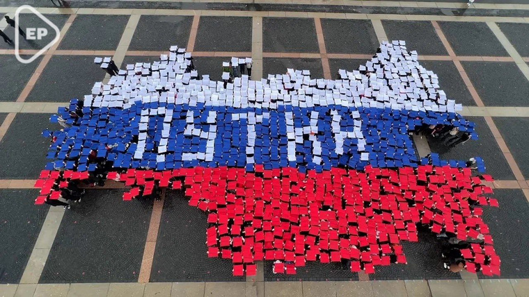 Активисты поздравляют Владимира Путина в Санкт-Петербурге