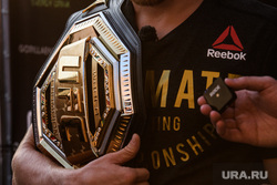 Пётр Ян в аэропорту Кольцово. Екатеринбург, пояс чемпиона ufc в легчайшем весе