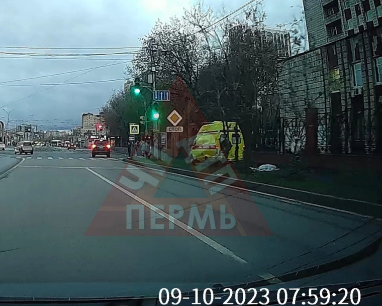 Тело погибшего прикрыли белой простыней