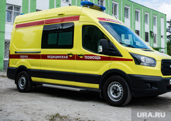 Вертолёт Центра медицины катастроф с пострадавшим в ДТП в городе Лесном, приземлившийся на поле стадиона «Локомотив-Изумруд». Екатеринбург, машина реанимации, реанимация, машина скорой медицинской помощи