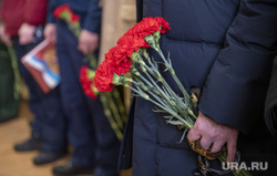 Похороны на Северном кладбище погибшего в зоне СВО старшего сержанта ВДВ Рожкова Вадима. Пермь, гвоздики, траурная церемония, прощание с погибшим в сво