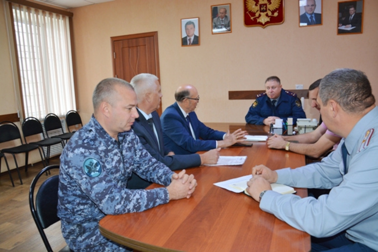 Владалец агрохолдинга приехал за рабочими к сотрудникам ФСИН