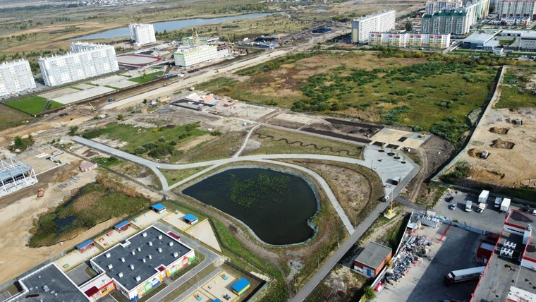 Парк в 4 микрорайоне Заозерного занимает площадь почти 4 га