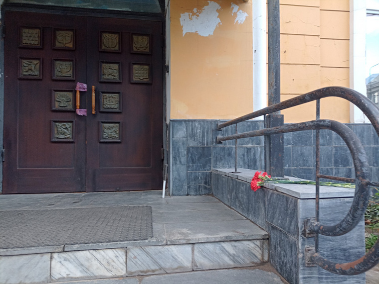 Гвоздики у входа в пермскую синагогу