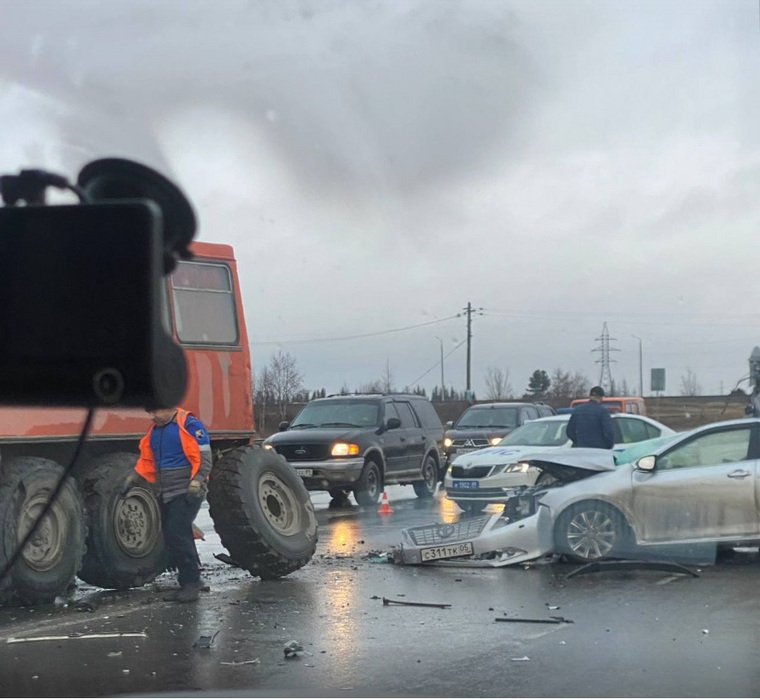 В результате ДТП у КАМАЗа отлетело заднее колесо