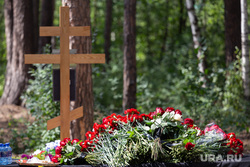 Прощание с военкором Журавлевым. Екатеринбург, цветы, кладбище, деревянный крест