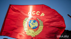 Митинг-встреча с депутатом от КПРФ Валерием Рашкиным. Москва, красный флаг, советский флаг, флаг ссср, флаг, кпрф, митинг, коммунисты, флаг советского союза